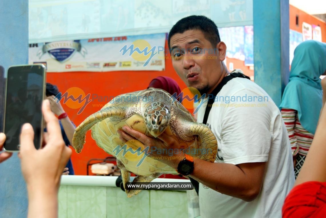 Mr. Amar Bayuadi Family di Konservasi Penyu